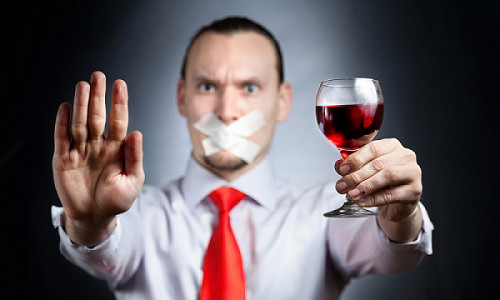 Chrezmernym upotrebleniem alkogolja